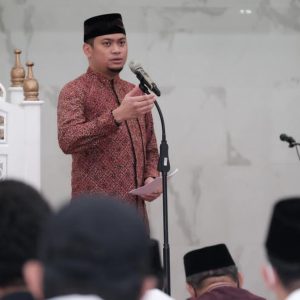 Adnan Salat Tarawih Pertama Bersama Masyarakat