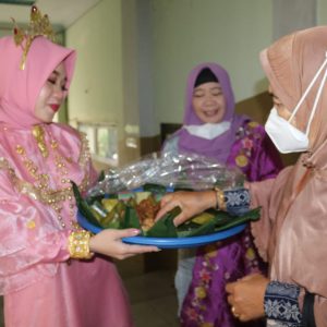 Semarak Hari Budaya, RSUD Kota Makassar Berbagi Kue Khas Sulsel Serta Berpakaian Adat Saat Pelayanan