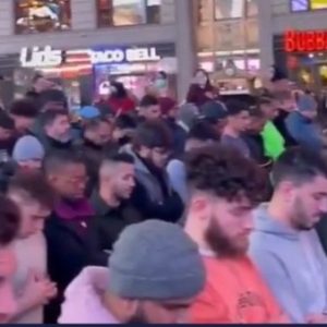 Viral, Umat Islam Gelar Salat di Jalanan Times Square New York