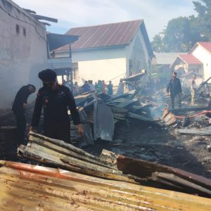 14 Rumah Habis Terbakar di Panyula, Personel Brimob Bone Diterjunkan ke Lokasi