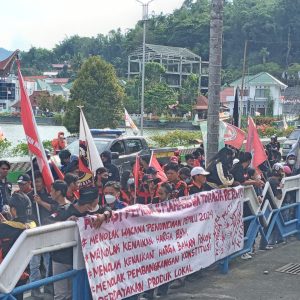 Ratusan Mahasiswa dan Pemuda Datangi DPRD Toraja