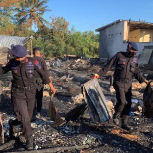 Brimob Bone Bersihkan Sisa Kebakaran Hanguskan 14 Unit Rumah di Panyula