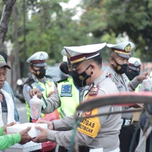 Satlantas Polres Parepare Bagi Takjil ke Puluhan Tukang becak