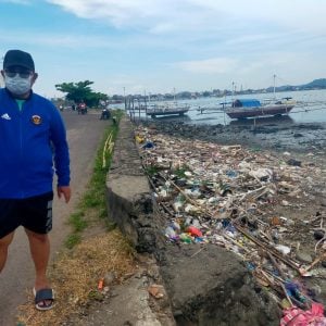 Lagi, Tim Kebersihan Pemkot Parepare Kembali Turun Keruk Sampah di Kawasan Pantai Cempae