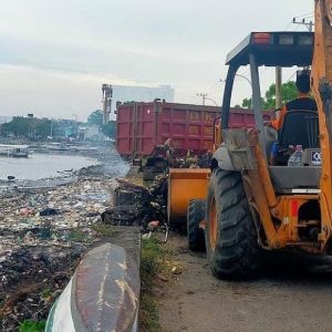 Dua Alat Berat Diturunkan Pemkot Parepare Bersihkan Sampah di Pantai Cempae