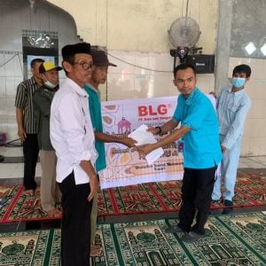 12 Masjid di Tiga Desa Dapat Bantuan CSR PT BLG Pinrang