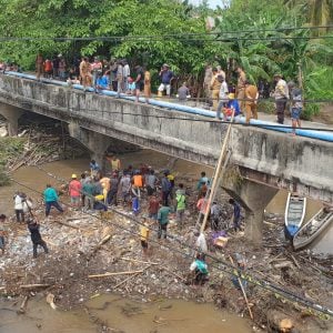 Bupati Pinrang Tinjau Pembersihan Sampah di Jembatan Kariango yang Menumpuk