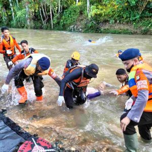 Brimob Parepare – Tim Sar Berhasil Temukan Korban Tenggelam di Sungai Belawae