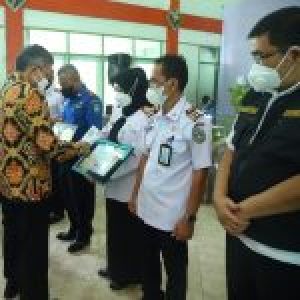 Wali Kota Parepare Serahkan Penghargaan ke RSUD Andi Makkasau Penyetor PAD Terbesar