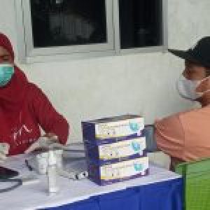 HIPMI Makassar Gandeng Mahasiswa KKN PK ke 61 Gelar Bakti Sosial dan Penyuluhan Kesehatan