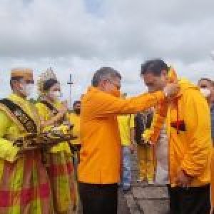 Taufan Pawe Sambut Airlangga Hartarto Secara Adat Tradisional Bugis-Makassar