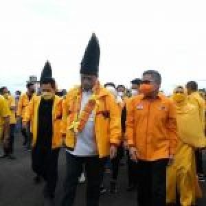 Taufan Pawe Dampingi Airlangga Hartarto Kunjungi Pelaku UMKM di Losari Makassar