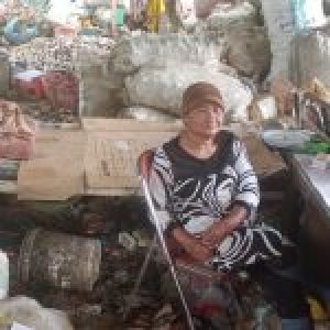 Pensiunan Pegawai Rumah Sakit Jadi Pemilah Sampah, Diupah Rp50 Ribu Per Hari