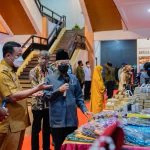 Kunjungan ke Makassar, Wakil Presiden Tinjau Produk Kain Tenun Sutera Wajo