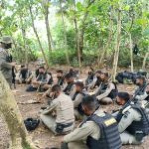Asah Kemampuan Personel, Brimob Bone Laksanakan Latihan Jungle Warfare