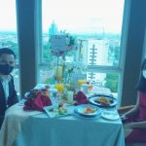 Makan Malam Romantis di Ketinggian Lantai 20 Hotel Aston