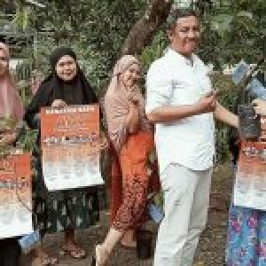 Ahmad Tonang Serahkan Bantuan Ratusan Bibit Rambutan Untuk Petani Takalar