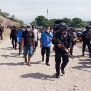 1 SST Personel Brimob Parepare Amankan Eksekusi Lahan di Kabupaten Sidrap