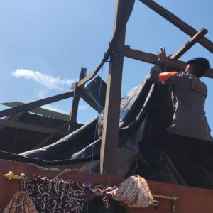 Angin Kencang Rusak Tiga Rumah di Kelurahan Lonrae, Brimob Bone Gerak Cepat Bantu Korban