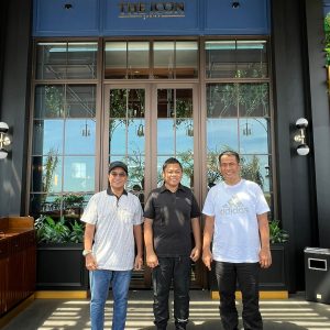 Ketua Umum IKA dan Rektor UNHAS Ketagihan Bubur Ayam dan Nasi Kuning Resto and Cafe The Icon