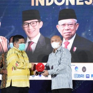 Tingkatkan UMKM di Sulsel, Gubernur Andi Sudirman dapat Penghargaan “Merdeka Award”