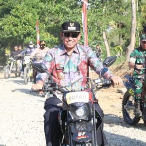 Pakai Motor Trail, Pangdam Hasanuddin dan Bupati Wajo Tinjau Lokasi TMMD di Abbanuangnge