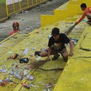 Gerak Cepat Pemkot Parepare Bersihkan Stadion GBH Usai Laga Uji Coba PSM VS Sulut United