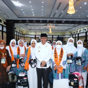 Wali Kota Parepare Pimpin Penyerahan JCH ke Asrama Haji Makassar