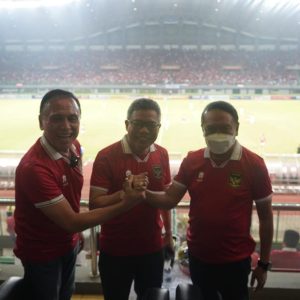 Nobar Indonesia vs Thailand, Menpora Beri Hadiah Jersey Timnas ke Taufan Pawe