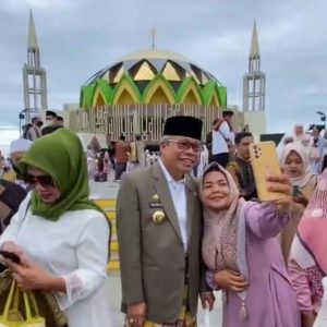 Wali Kota Parepare Bersama Ribuan Warga Melaksanakan Shalat Idul Adha di Masjid Terapung BJ Habibie