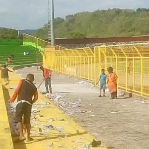 Pemkot Parepare Sterilkan Sampah di Stadion GBH Pasca Laga PSM Makassar vs Bali United