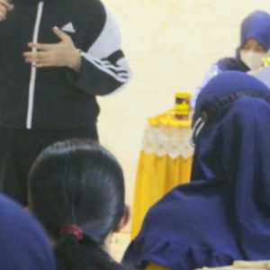 Fatmawati Rusdi Serahkan Paket PMT Pada Balita Di PKM Kecamatan Tallo Demi Cegah Stunting