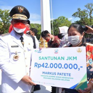 Gubernur Sulawesi Selatan Serahkan Santunan Jaminan Sosial Ketenagakerjaan
