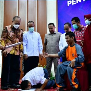 Penyandang Disabilitas Terima E-KTP dari Gubernur Sulsel