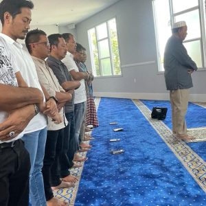 Salat Duhur di Masjid At Thohir Los Angeles, Danny Harap Dapat Jadi Pusat Komunitas, dan Dakwah