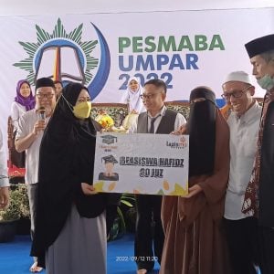 Serahkan Beasiswa ke Hafiz 30 Juz di UMPAR, Erna Taufan : Masya Allah