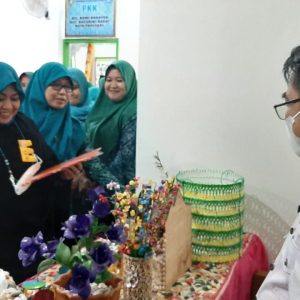 Erna Rasyid Taufan Borong Produk UMKM Beri Ruang Dijual di Pusat Oleh-oleh Dekranasda