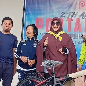 Hadiri Anniversary Portal Insiden, Erna Rasyid Taufan Serahkan Hadiah Utama