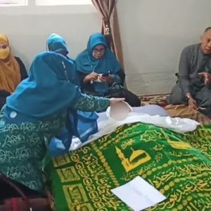 Erna Taufan Ajak Pengurus PKK Melayat dan Doakan Almarhum Istri Wawali Parepare