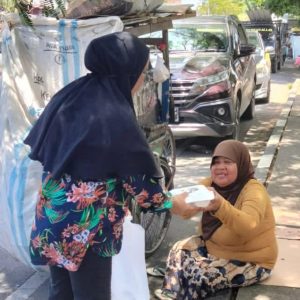 Lanjutkan Kebiasaan, APT Berbagi Paket Makanan ke Pengguna Jalan di Soppeng dan Kaum Dhuafa di Makassar