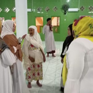Sempatkan Salat Berjamaah di Masjid Saat Diundang Tausiah, Erna Rasyid Taufan Sapa Warga dengan Bahasa Bugis