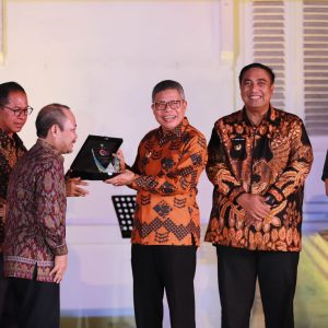 Taufan Pawe Raih Penghargaan Dari Menteri Pariwisata Sandiaga Uno