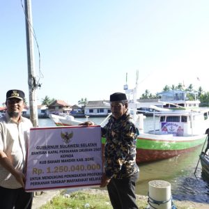 Sebelum Nyebrang ke Pulau Sembilan, Gubernur Sulsel Serahkan Bantuan Kapal Perikanan