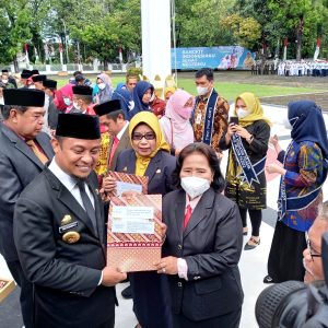 Puncak Peringatan HKN, Kadis Kesehatan Pinrang Sabet Penghargaan