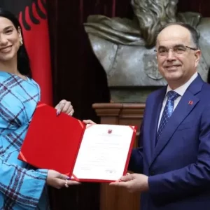 Penyanyi Dua Lipa Diberikan Gelar Kewarganegaraan Albania