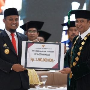 Rp1,5 Miliar Hibah Untuk Masjid Agung Sultan Alauddin UIN Diserahkan Gubernur Sulsel