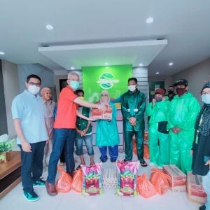 GMTD Berbagi Paket Sembako untuk Petugas Kebersihan