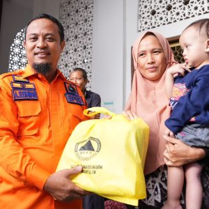 Pagi-pagi, Gubernur Sulsel Tinjau dan Bawa Bantuan untuk Korban Banjir di Biringkanaya