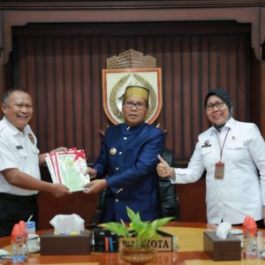 BPN Serahkan Sembilan Sertifikat Tanah ke Pemerintah Kota Makassar