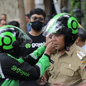 Ojol Day, Wali Kota Makassar Diantar Pakai Motor Listrik Berkantor ke Balai Kota
